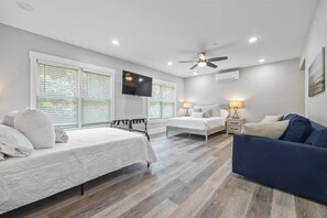7 habitaciones, escritorio y tabla de planchar con plancha 