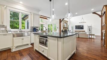 Geladeira, fogão, cooktop, lava-louças