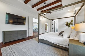 7 quartos, escrivaninha, ferros/tábuas de passar roupa, berço de viagem