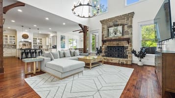 Smart TV, lareira, videogames, pebolim