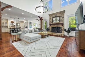 Smart TV, chimenea, videojuegos y futbolito 