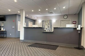 Lobby - Howard Johnson by Wyndham Thunder Bay (Thunder Bay)