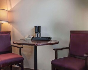 Dining - Howard Johnson by Wyndham Thunder Bay (Thunder Bay)
