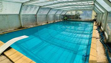 Een binnenzwembad