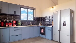 Fridge, microwave, oven, stovetop - Penthouse Luxe • Vue Mer Panoramique 180° • Terrasse • Plage à pied (Sainte-Anne)