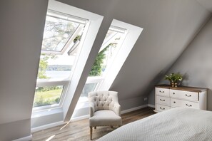 2 quartos, ferros/tábuas de passar roupa, berço de viagem