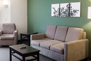 Living area - Sleep Inn & Suites Edgewood Near Aberdeen Proving Grounds (Edgewood)