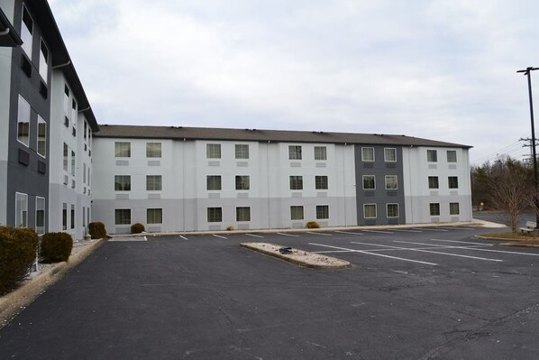 A multi-story hotel with a parking lot in front. - Wingate by Wyndham Bel Air I-95 Exit 77A / APG Area (Edgewood)