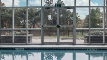 Een binnenzwembad, een buitenzwembad