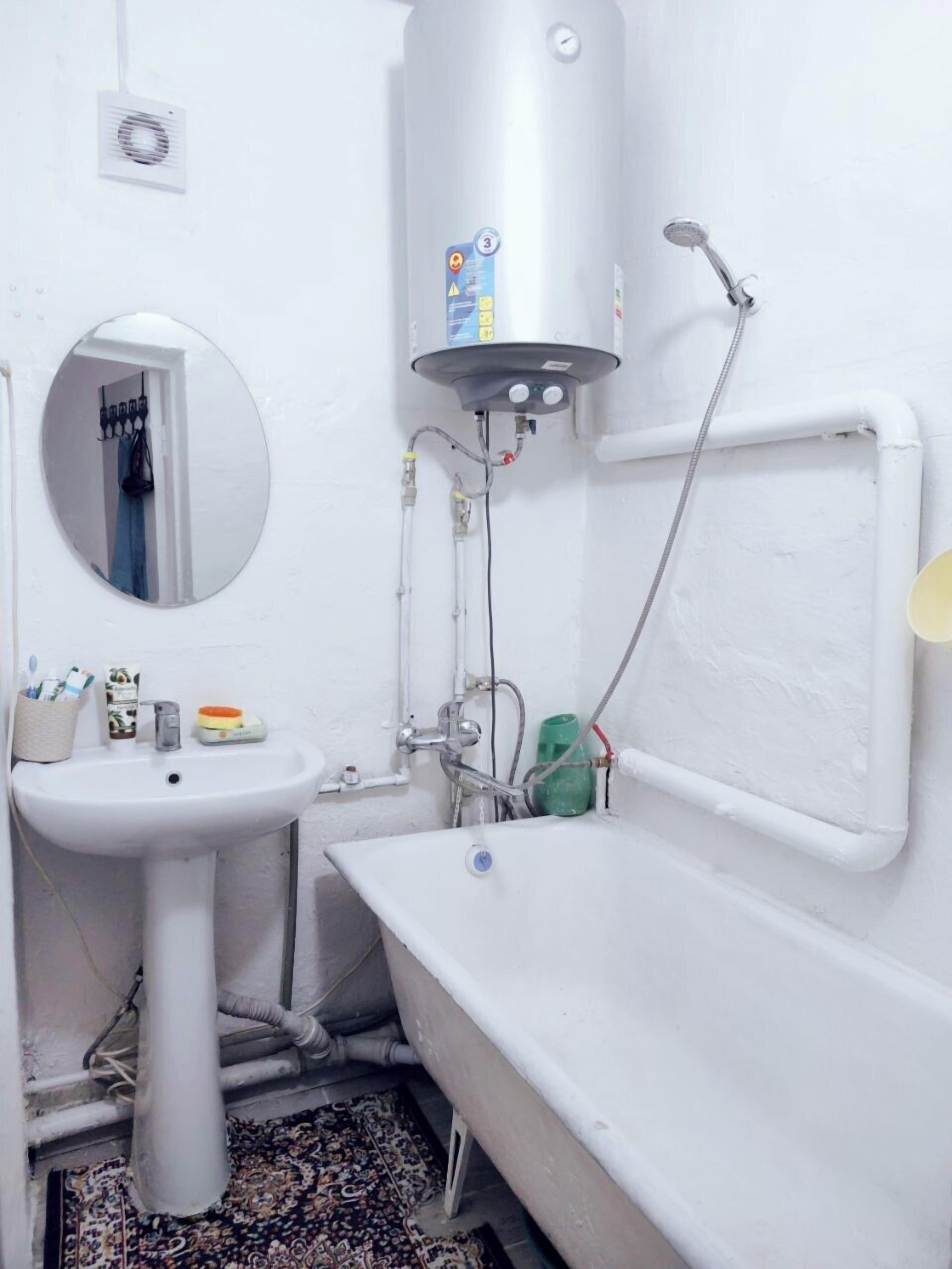 Habitación cuádruple | Baño | Secadora de cabello, toallas, papel de baño 