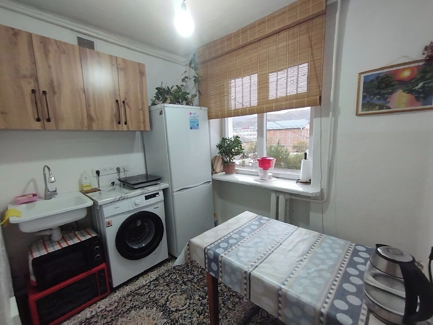 Frigorífic gran, placa de cuina, bullidora elèctrica i liquadora 