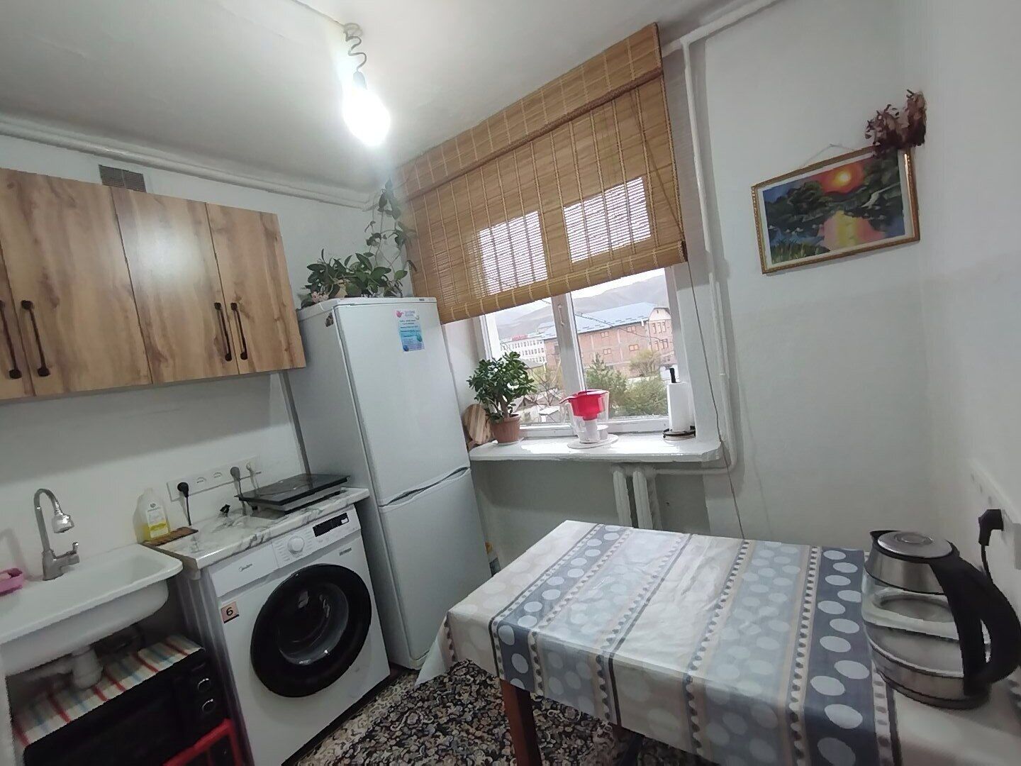 Full-size fridge, stovetop, electric kettle, blender