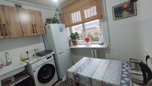 Full-size fridge, stovetop, electric kettle, blender - DADOW Apartments (Naryn)