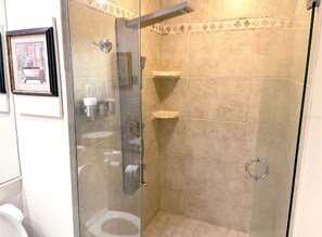 Dusche, Haartrockner, Handtücher, Seife