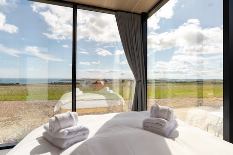 1 bedroom. ARBIKIE DISTILLERY OOD HOUSES - DERKADO - LUNAN BAY, SCOTLAND