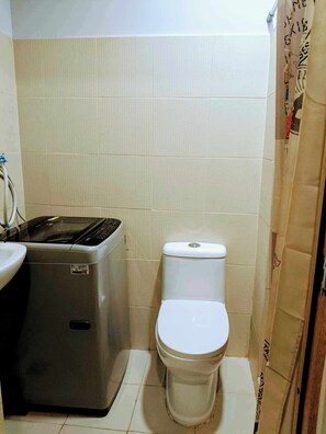 Bruser, hårtørrer, bidet, håndklæder