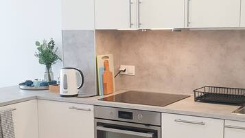 Microwave, oven, dishwasher, coffee/tea maker