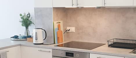 Mikrowelle, Ofen, Geschirrspüler, Wasserkocher mit Kaffee-/Teezubehör