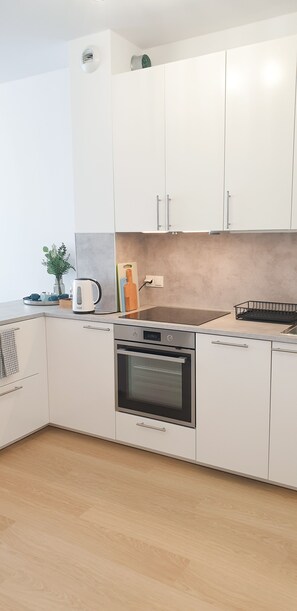 ميكروويف، فرن، غسالة أطباق، ماكينة لصنع القهوة/الشاي