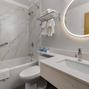 Une salle de bain moderne avec une baignoire, des toilettes et un lavabo.