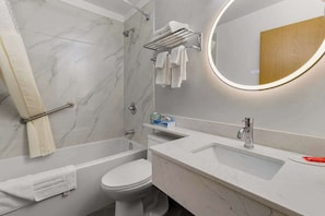 Une salle de bain moderne avec une baignoire, des toilettes et un lavabo.