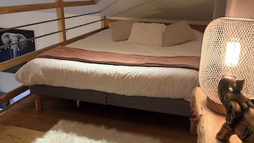 2 bedrooms, bed sheets