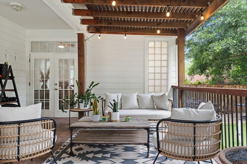 Charming 3-bedroom house in lovely Austin with AC, WiFi, Pool and Pitch & Putt