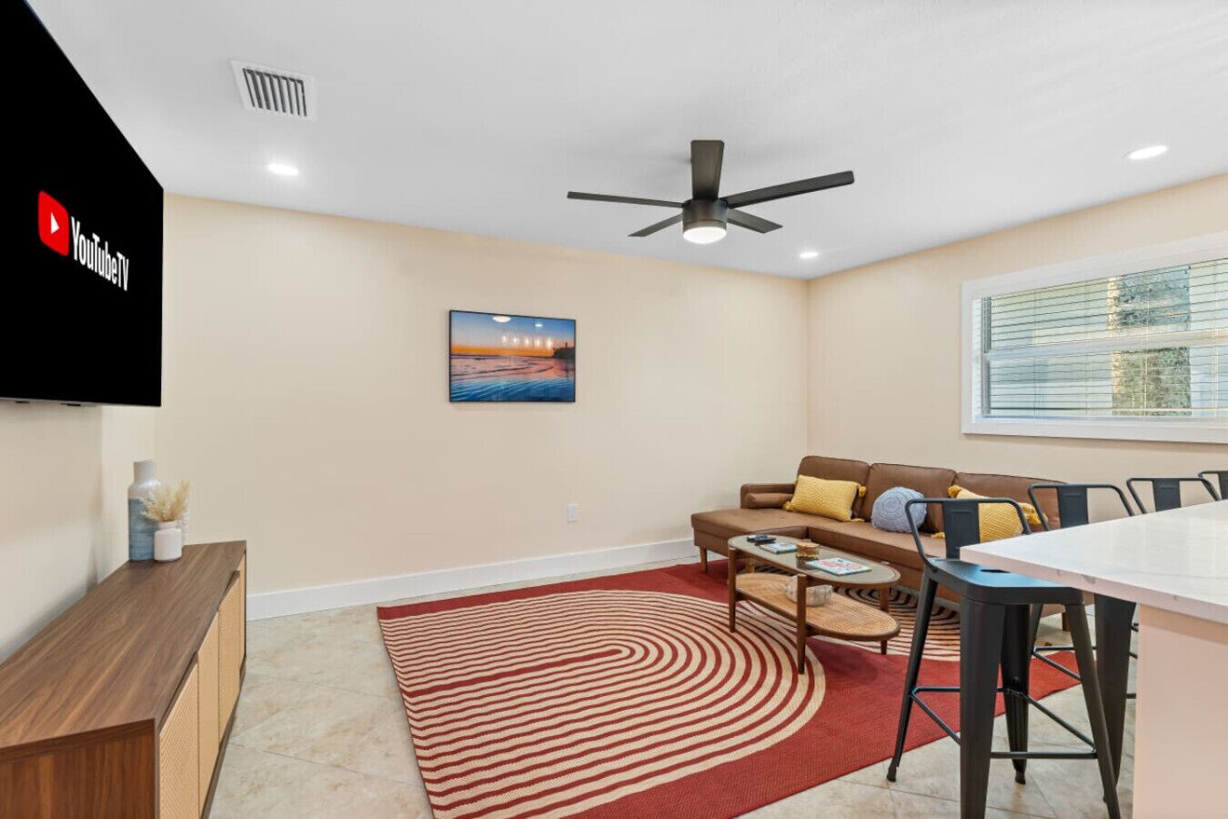 Televisie, boeken, een stereo en een computerscherm