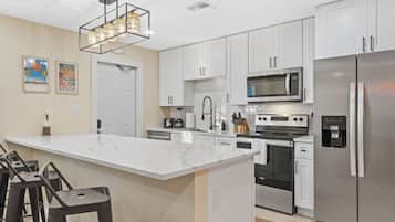 Køleskab, mikrobølgeovn, ovn, kogeplade