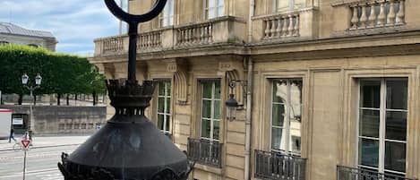 Un fanal il·luminant un edifici històric amb nombroses finestres i balcons.