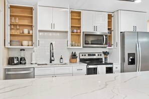 Frigorífico, microondas, horno y placa de cocina