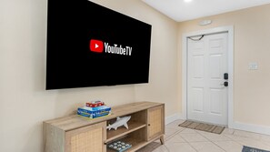 Interior - The Shark Tank: TownCenter, Walk to Beach, Bars, Shops & Downtown Cocoa Beach (Cocoa Beach)