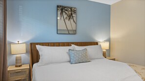 2 bedrooms, desk, iron/ironing board, travel cot - The Shark Tank: TownCenter, Walk to Beach, Bars, Shops & Downtown Cocoa Beach (Cocoa Beach)
