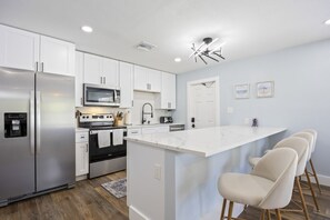 雪櫃、微波爐、焗爐、爐具