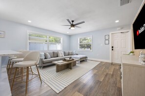 Älytelevisio, kirjoja, stereot, tietokoneen näyttö