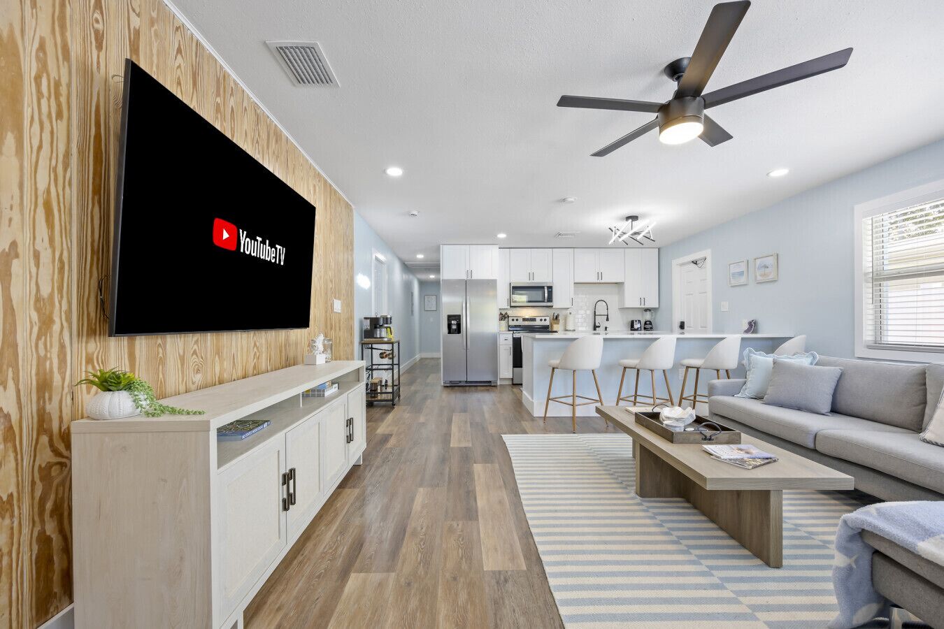 智能电视、书、立体声音响、电脑显示器