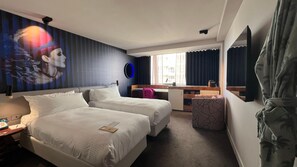 A hotel room with two beds, a desk, a chair, a TV, and a large window. - Hotel Indigo Sydney Potts Point (Sydney)