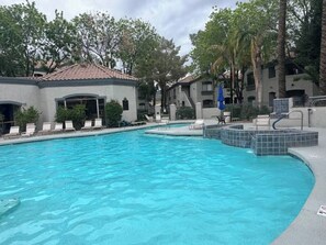 Piscina all'aperto, una piscina riscaldata