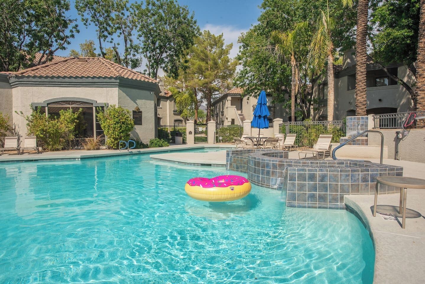 Utendørsbasseng og et oppvarmet basseng