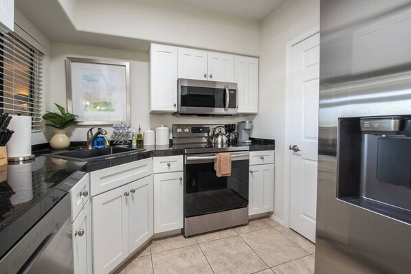 Frigorifero, microonde, forno, piano cottura