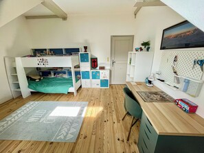 6 Schlafzimmer, Schreibtisch, Bügeleisen/Bügelbrett, kostenloses WLAN