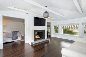 5 bedrooms, free WiFi, bed sheets