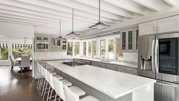 Réfrigérateur, four à micro-ondes, un four, surface de cuisson