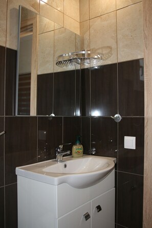 Doccia, asciugacapelli, asciugamani, sapone