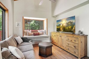 TV - Gorgeous, quiet cabin close to Summerhaven (Mount Lemmon)