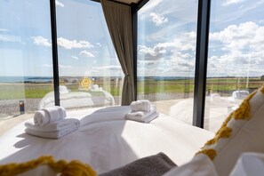 1 bedroom - ARBIKIE DISTILLERY OOD HOUSES - MIDAS WITH HOT TUB - LUNAN BAY, SCOTLAND (Montrose)