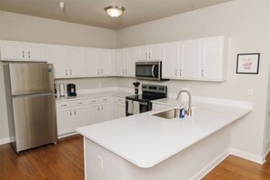 Fridge, microwave, oven, stovetop - Hotty Toddy! Newly Renovated 2 Bedroom, 2 Bathroom. Walk to Grove! 1st Floor. (Oxford)