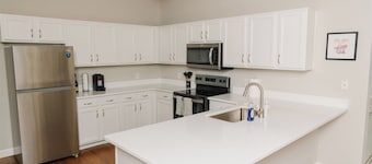Hotty Toddy! Newly Renovated 2 Bedroom, 2 Bathroom. Walk to Grove! 1st Floor.