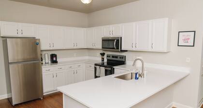 Hotty Toddy! Newly Renovated 2 Bedroom, 2 Bathroom. Walk to Grove! 1st Floor.