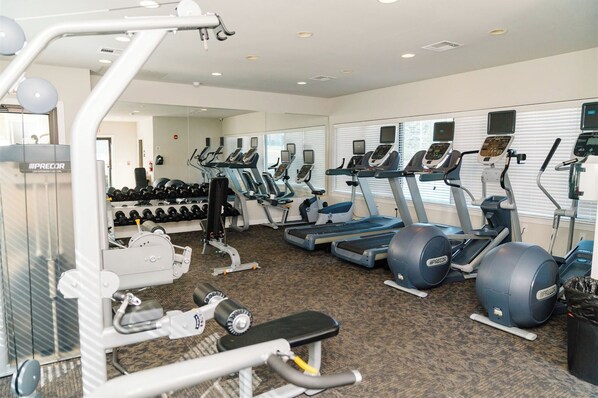 Fitness facility - Hotty Toddy! Newly Renovated 2 Bedroom, 2 Bathroom. Walk to Grove! 1st Floor. (Oxford)